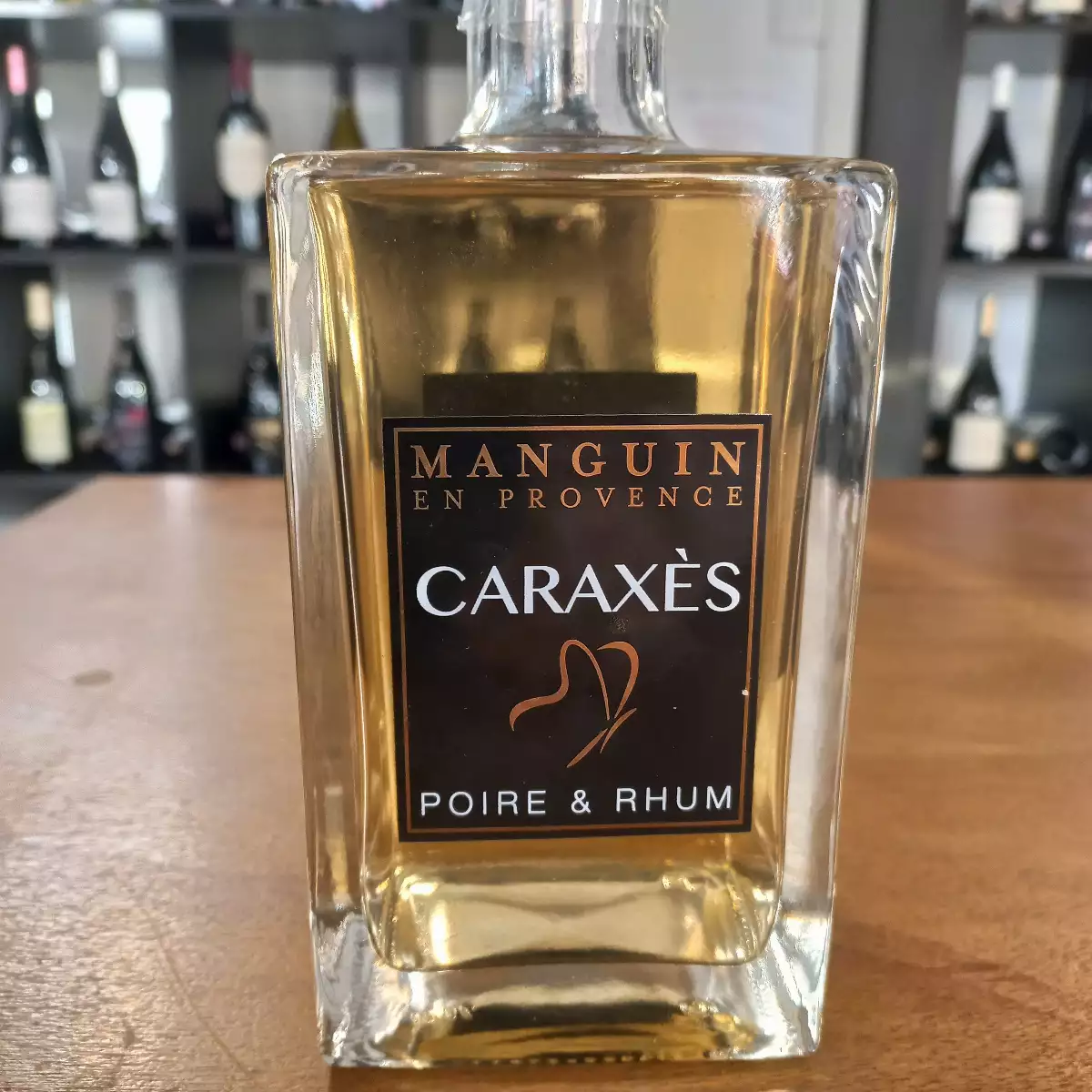 Distillerie Manguin. Caraxes. Poire et rhum. 45%. 70cl